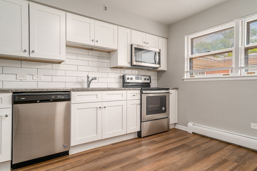 Beautifully Renovated 2 BDRM 1.0 BATH Apartment in Amazing Downtown La Grange