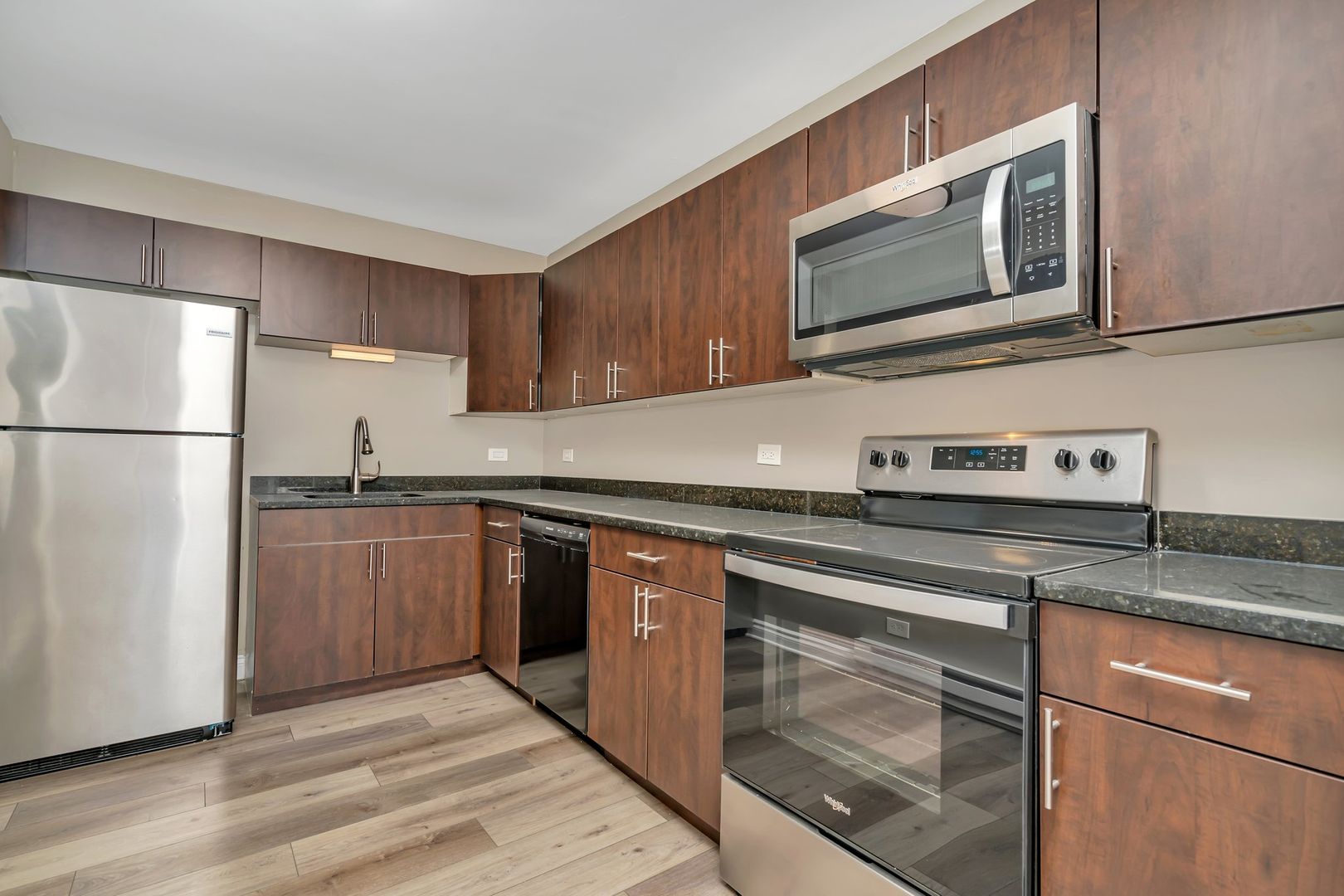 Glen Ellyn Apartment: 25 Briar St