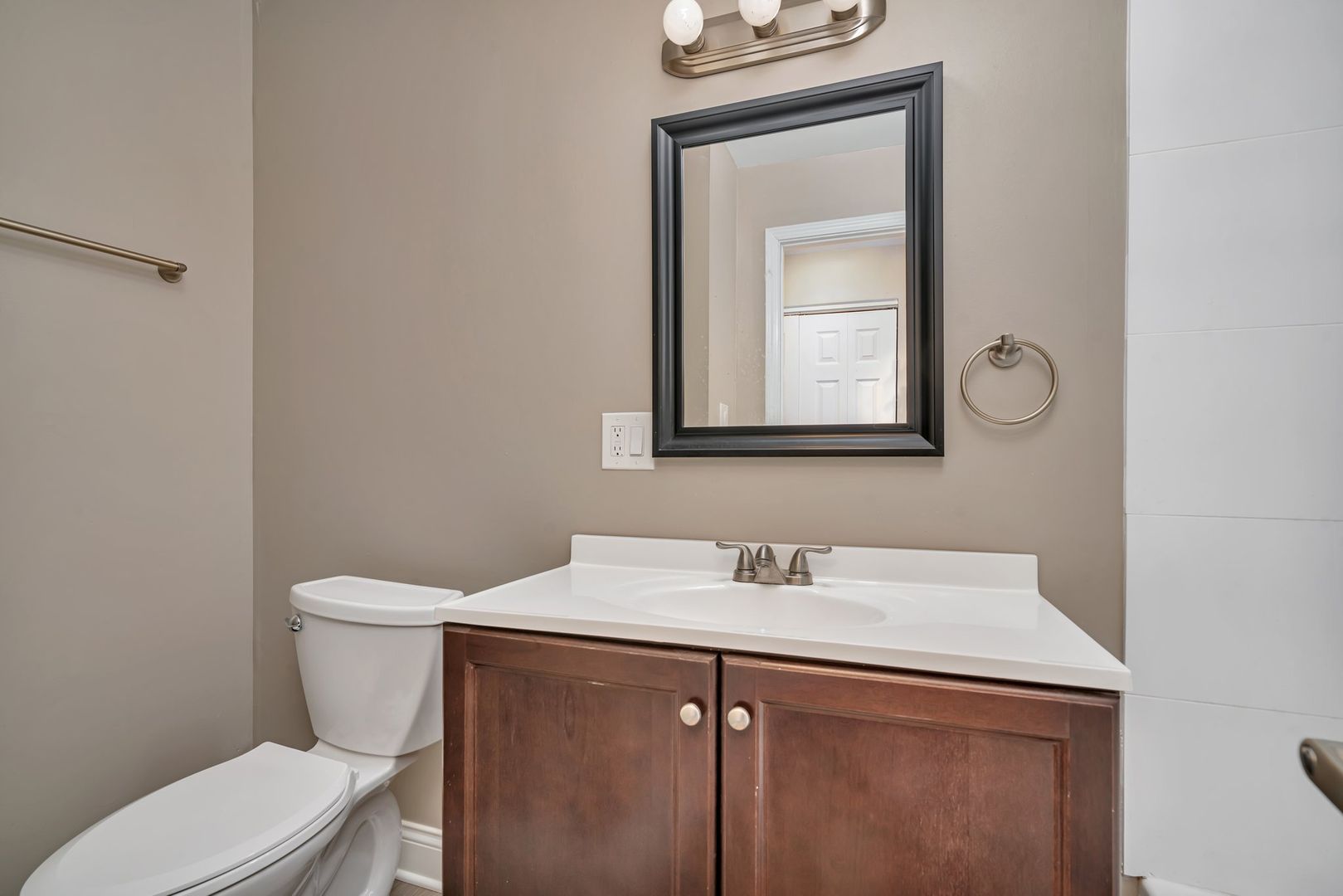 Mundelein Apartment: 313 S. Hickory St.