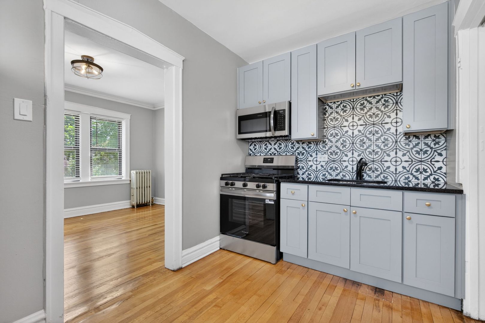La Grange Apartment: 317-325 W Calendar