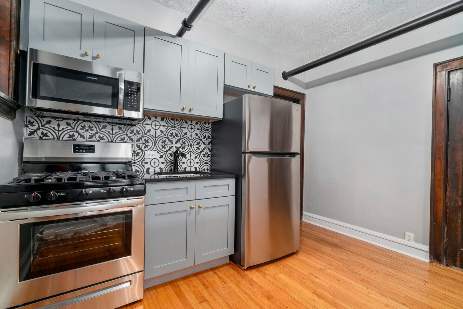 Glen Ellyn Apartment: 530-532 Hillside Ave