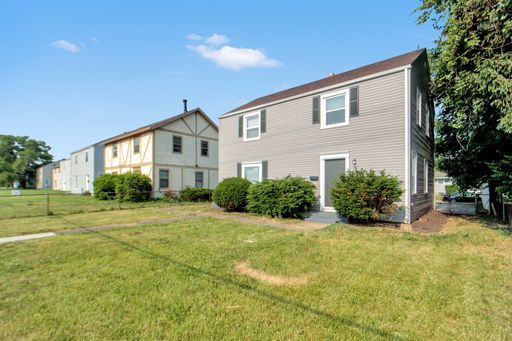 Beautifully Renovated 2 Bedroom Apartment with Garage Access! – photo 1