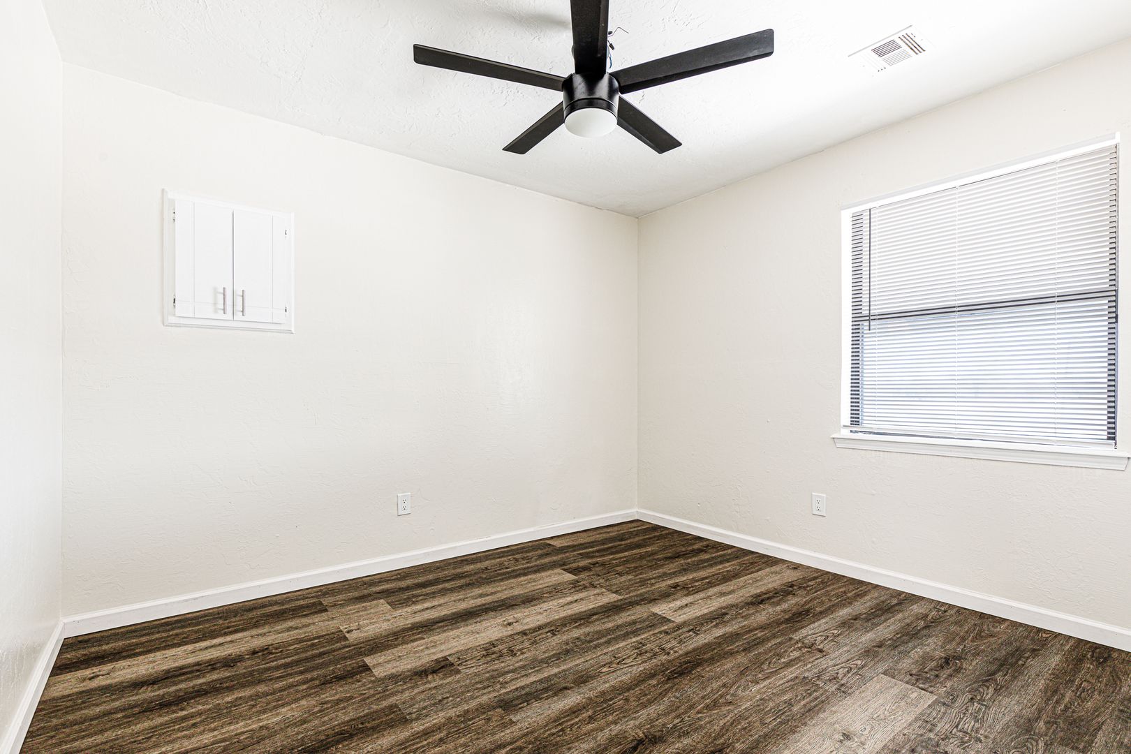 Beautifully Renovated 2bed/2bath Flat 8 of 9