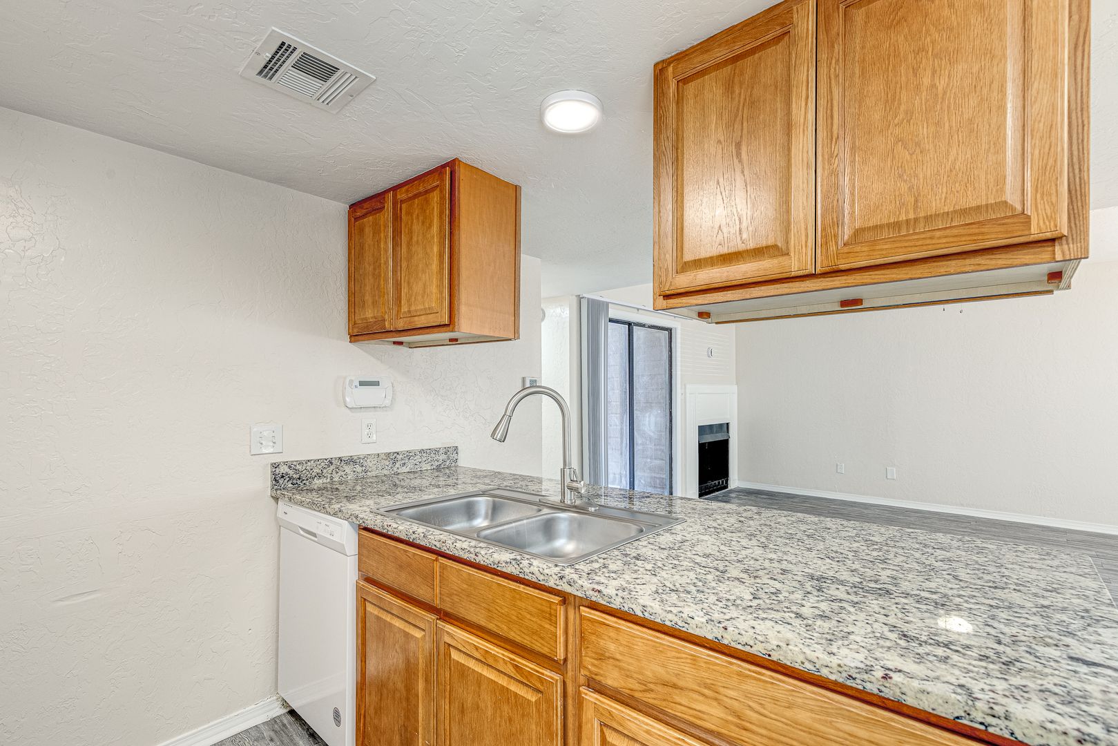 Beautiful two bedroom/two bathroom apartment with washer/dryer hookups 3 of 12