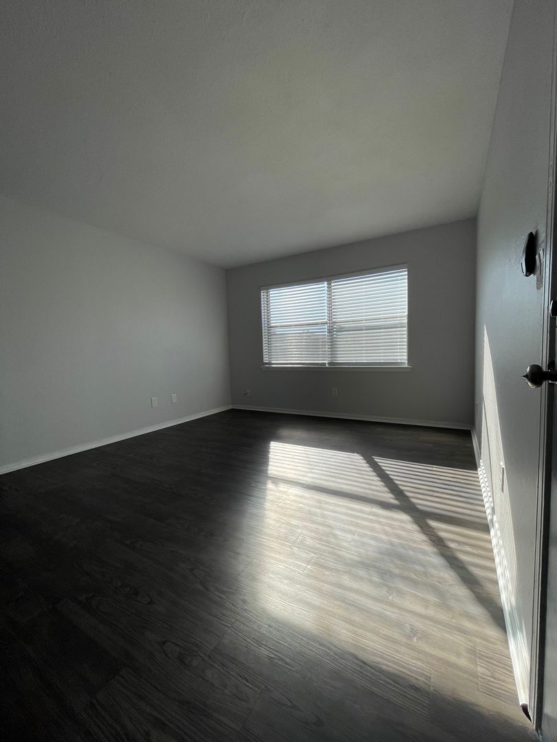 Beautifully Updated 1Bed / 1Bath Apartment Home 4 of 11