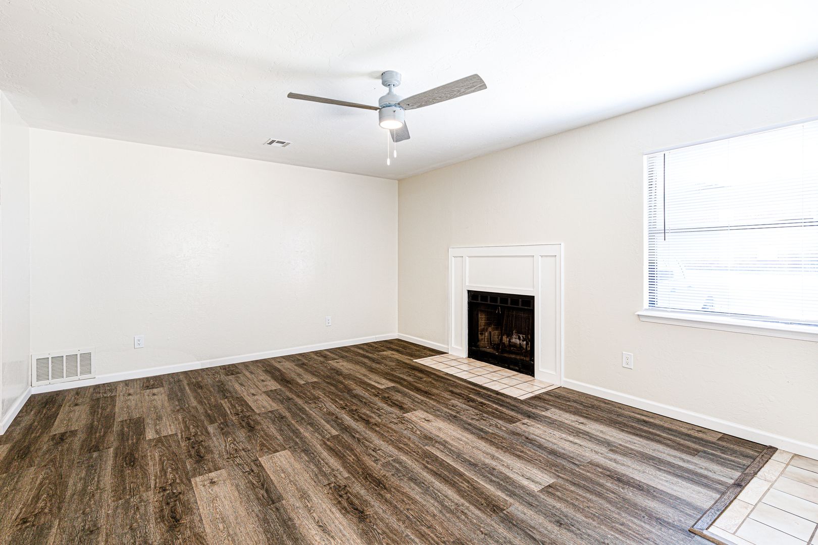 Beautifully Renovated 2bed/2bath Flat 2 of 9
