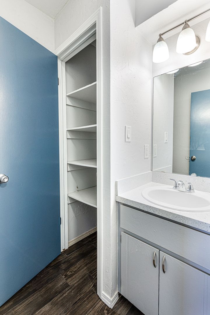 Beautifully Updated 1Bed / 1Bath Apartment Home 11 of 12
