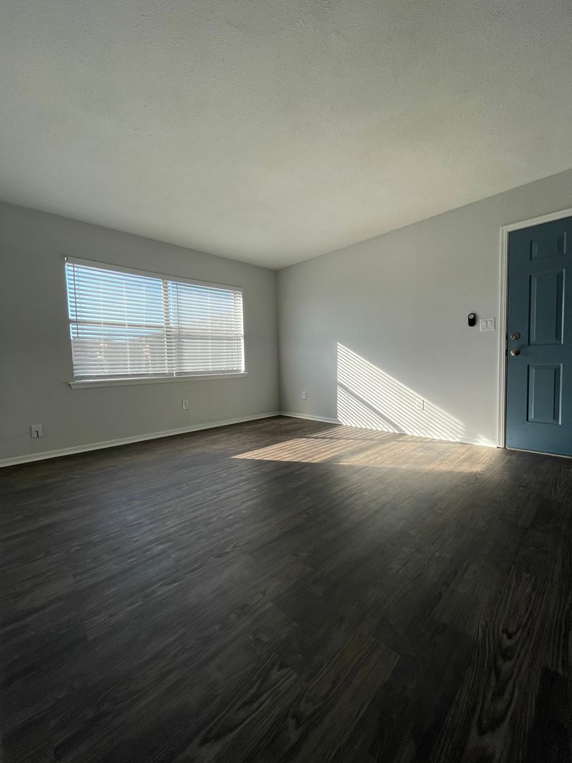 Beautifully Updated 1Bed / 1Bath Apartment Home 5 of 11