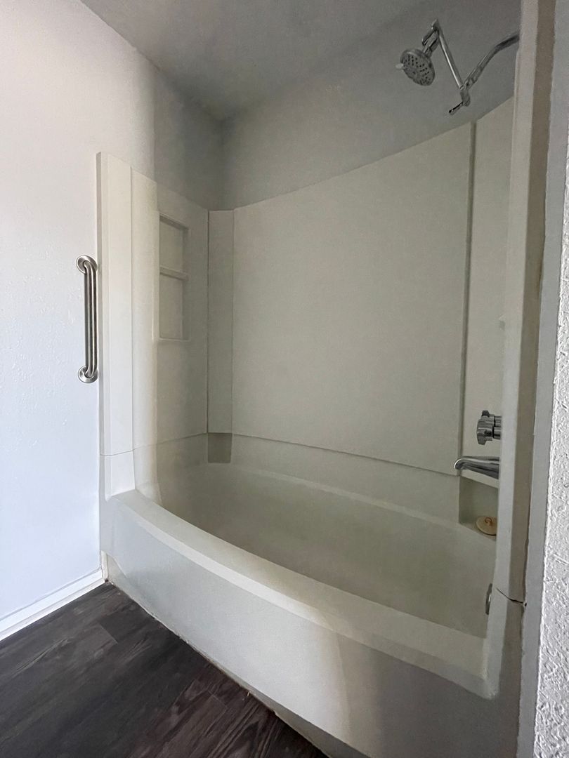 Beautifully Updated 1Bed / 1Bath Apartment Home 10 of 11