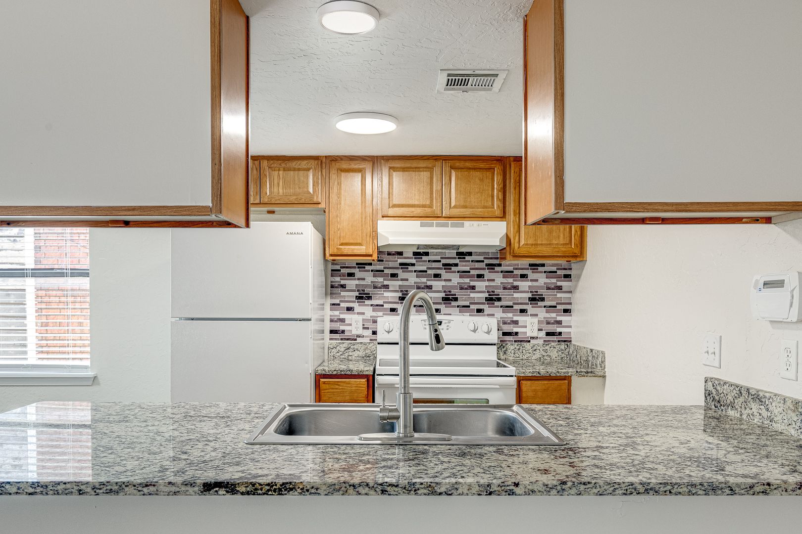 Beautiful two bedroom/two bathroom apartment with washer/dryer hookups 2 of 12