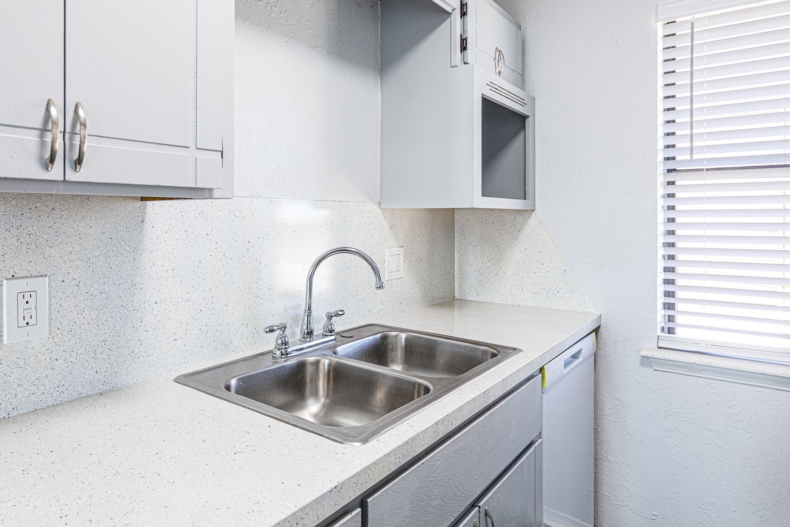 Beautifully Updated 1Bed / 1Bath Apartment Home 2 of 12