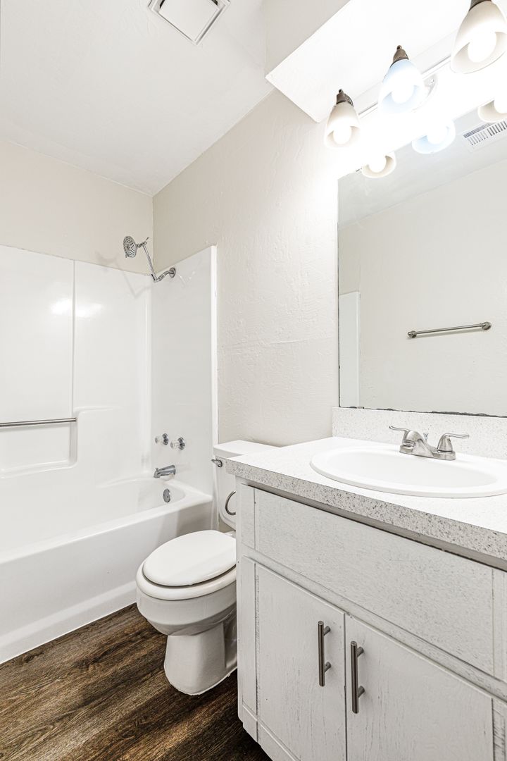 Beautifully Renovated 2bed/2bath Flat 7 of 9