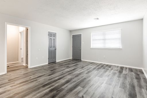 Beautifully Renovated Luxury 2Bed / 1Bath Apartment Home – photo 1
