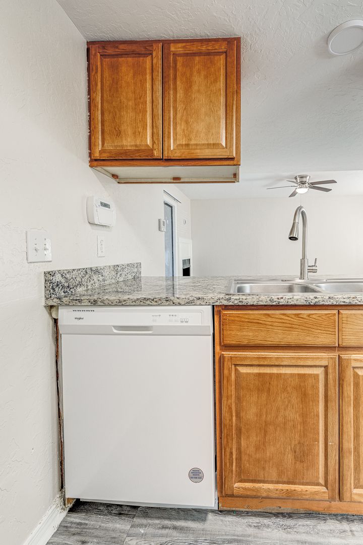 Beautiful two bedroom/two bathroom apartment with washer/dryer hookups 5 of 12