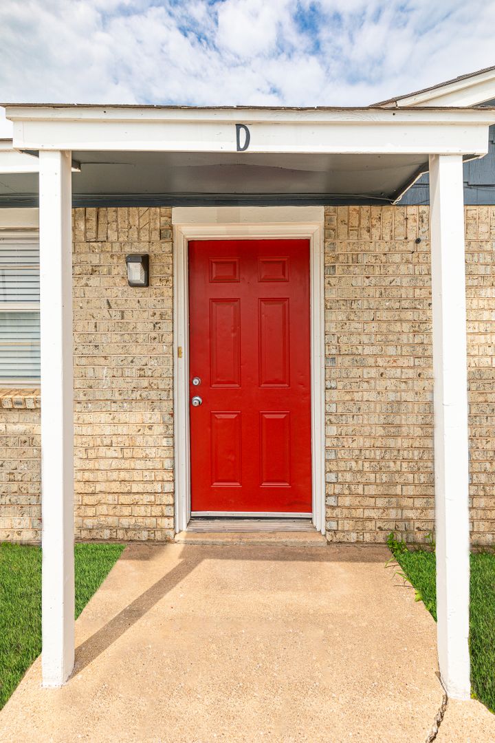 Lawton Apartment: 6 SW 69th