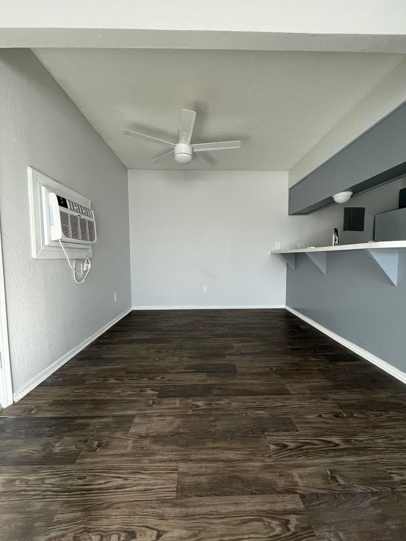 Beautifully Updated 1Bed / 1Bath Apartment Home 3 of 11