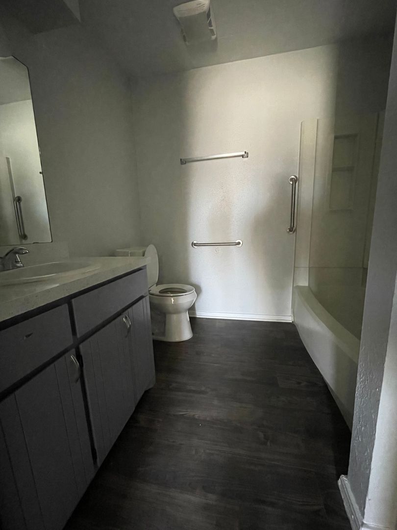Beautifully Updated 1Bed / 1Bath Apartment Home 11 of 11