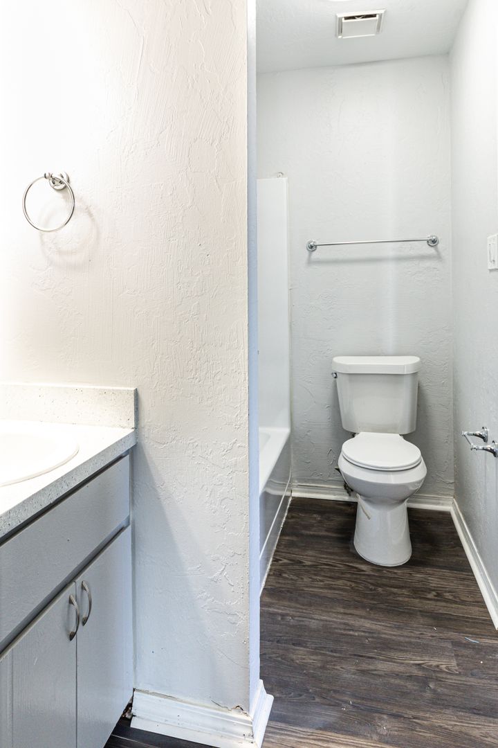 Beautifully Updated 1Bed / 1Bath Apartment Home 9 of 12