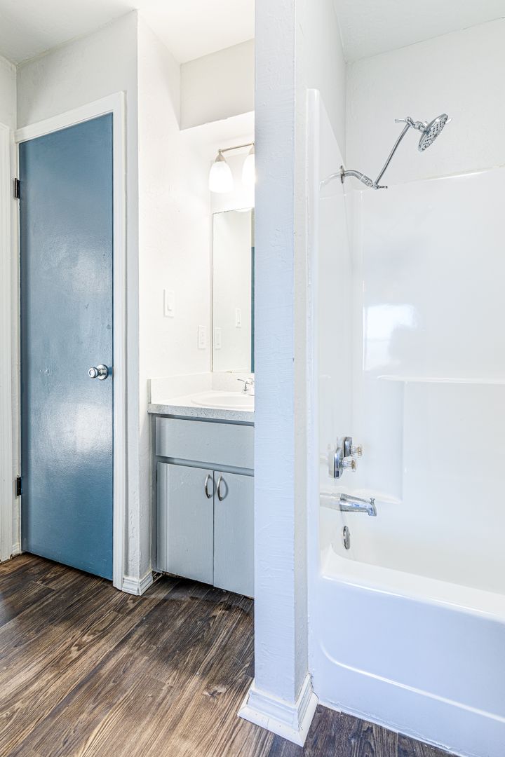 Beautifully Updated 1Bed / 1Bath Apartment Home 10 of 12