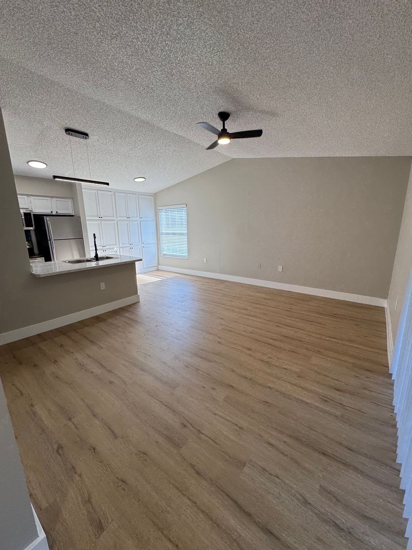 Orlando Apartment: 7325 Goldenpointe Blvd
