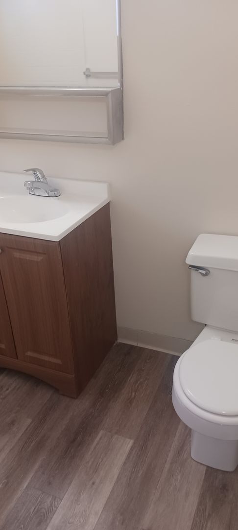 Lakeside Apartment: 11665 Woodside Ave.