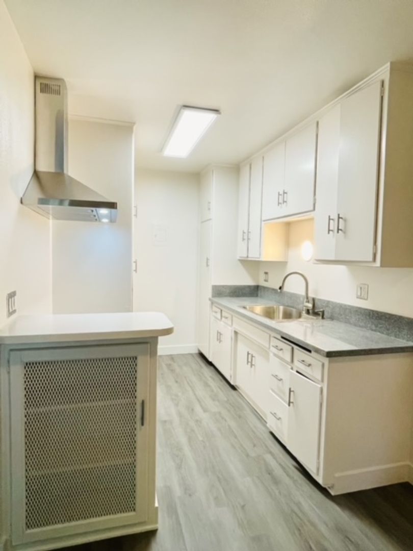 Pasadena Apartment: 405 N Marengo Ave.