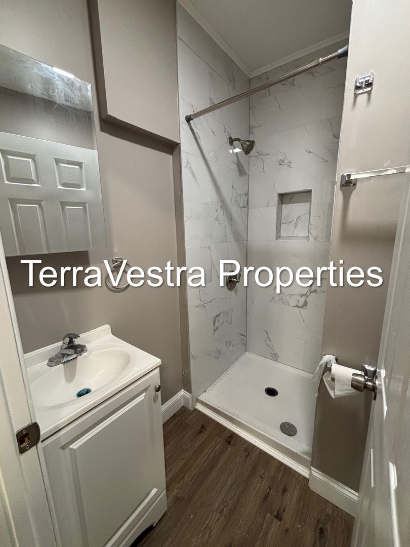 Salem Apartment: 220 E Broadway