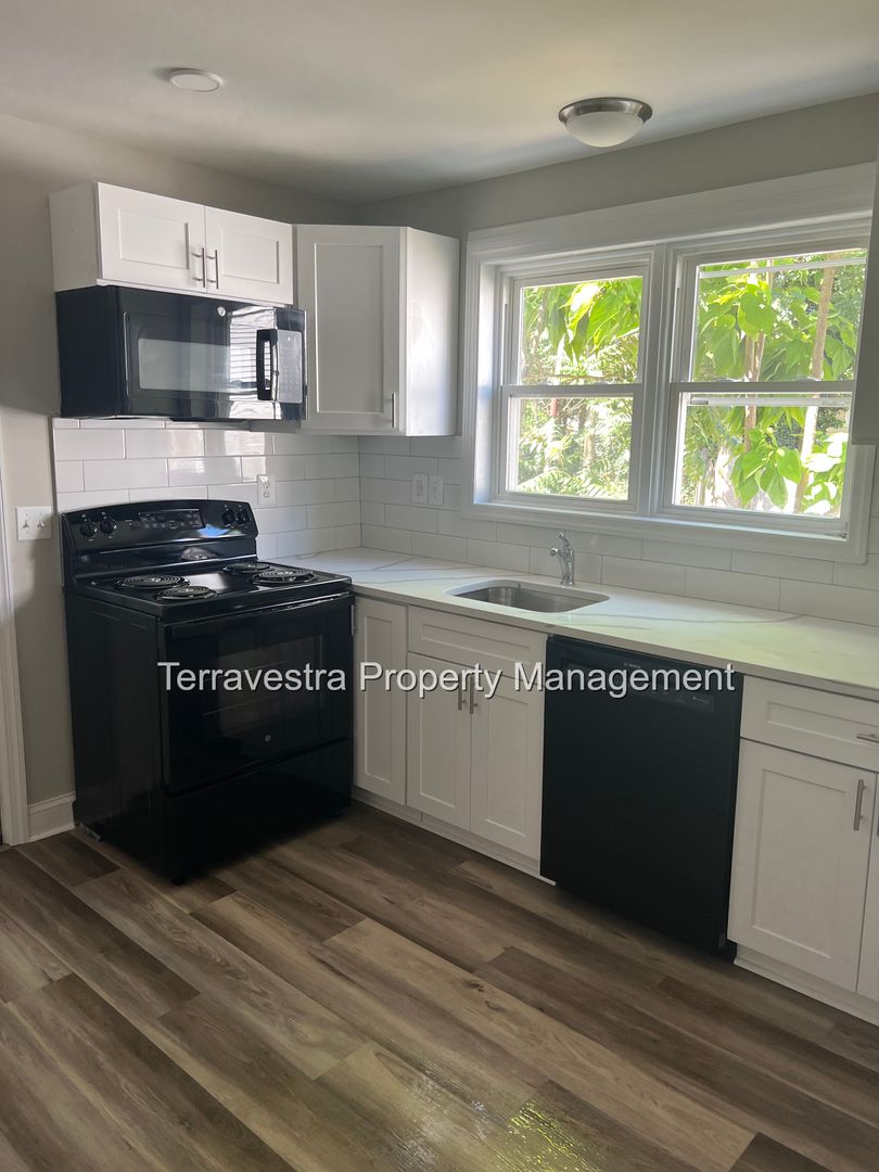Millville House: 232 W Green St