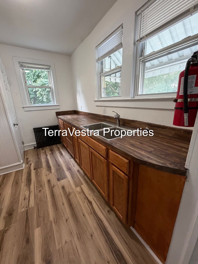 Paulsboro Apartment: 424 W Broad Street