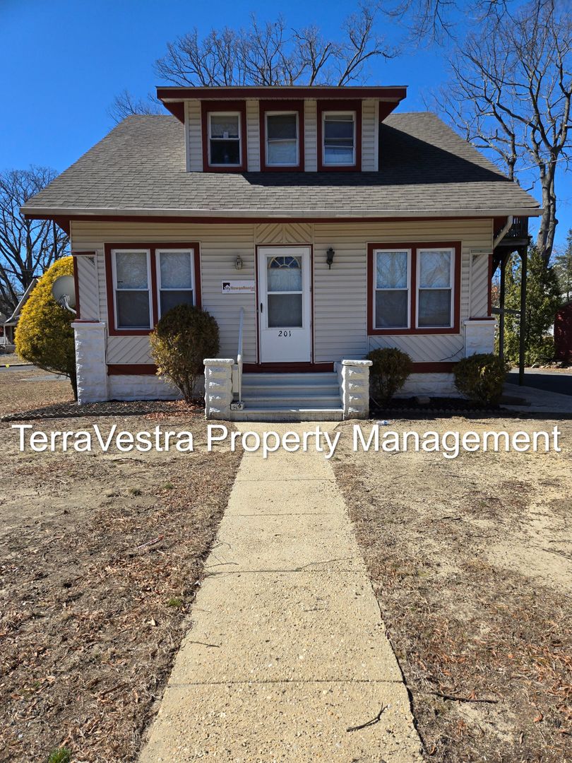 Glassboro House: 201 A & B N Girard Road