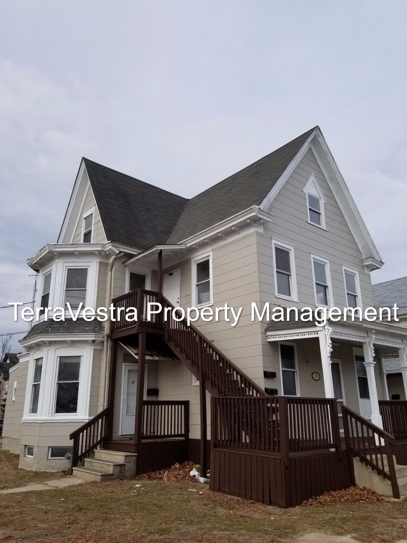 Millville Apartment: 238 S 4th St