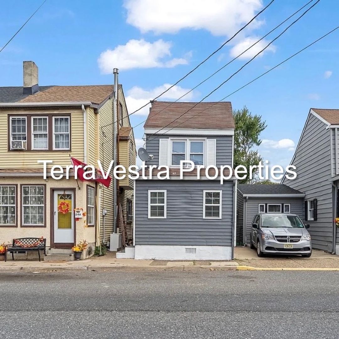 Gloucester City House: 248 S Broadway