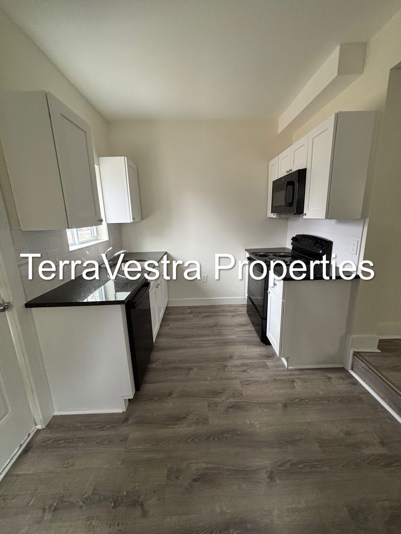 Bridgeton House: 72 S Pine St