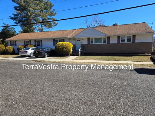 Now showing for 2027-2028 School Year! 6 Bedroom 2 Bath College Rental – photo 1