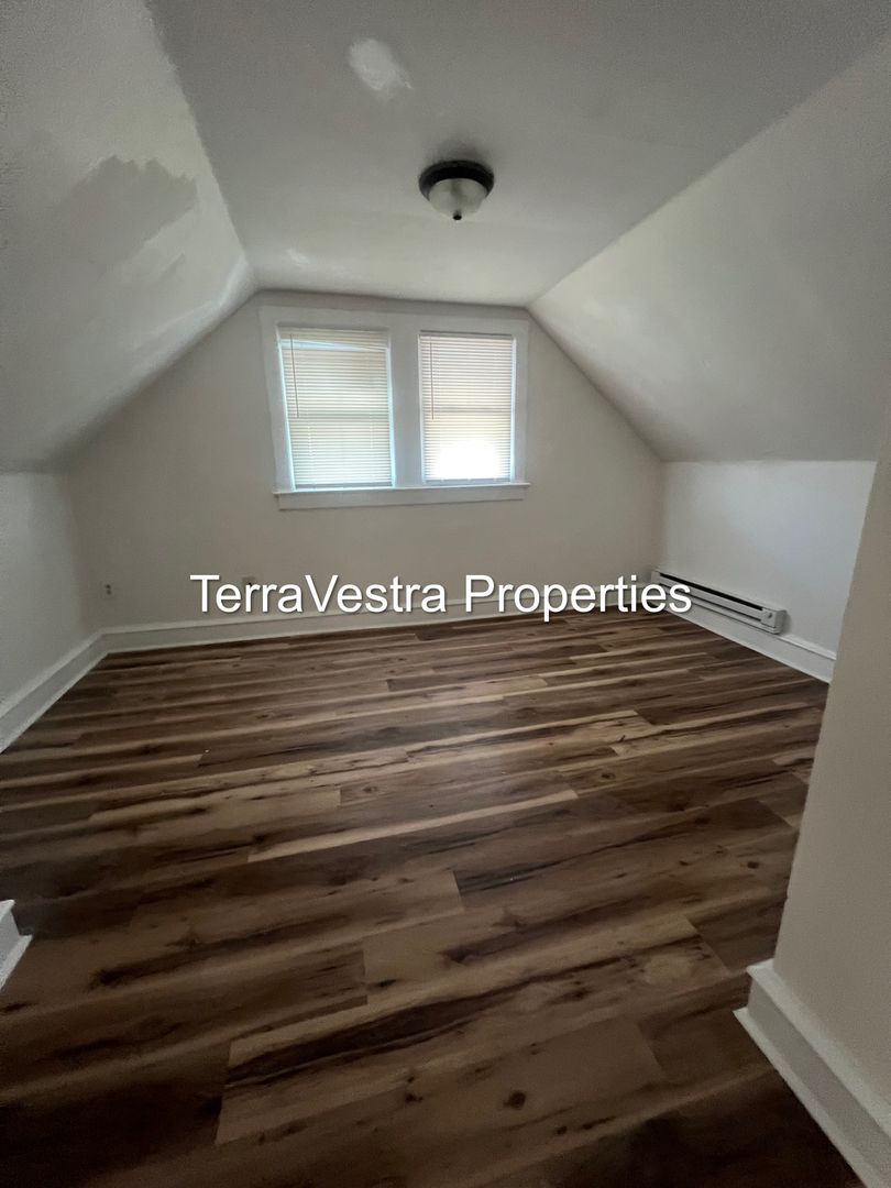 Paulsboro Apartment: 424 W Broad Street