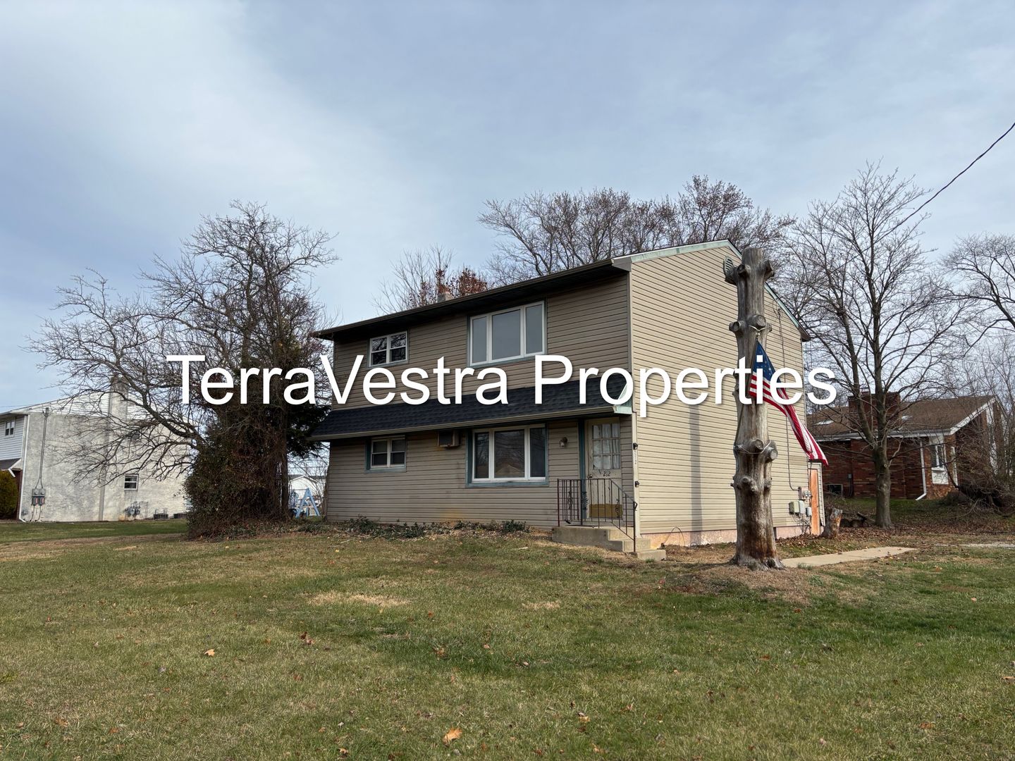 Sewell Apartment: 212 Woodlawn Ave