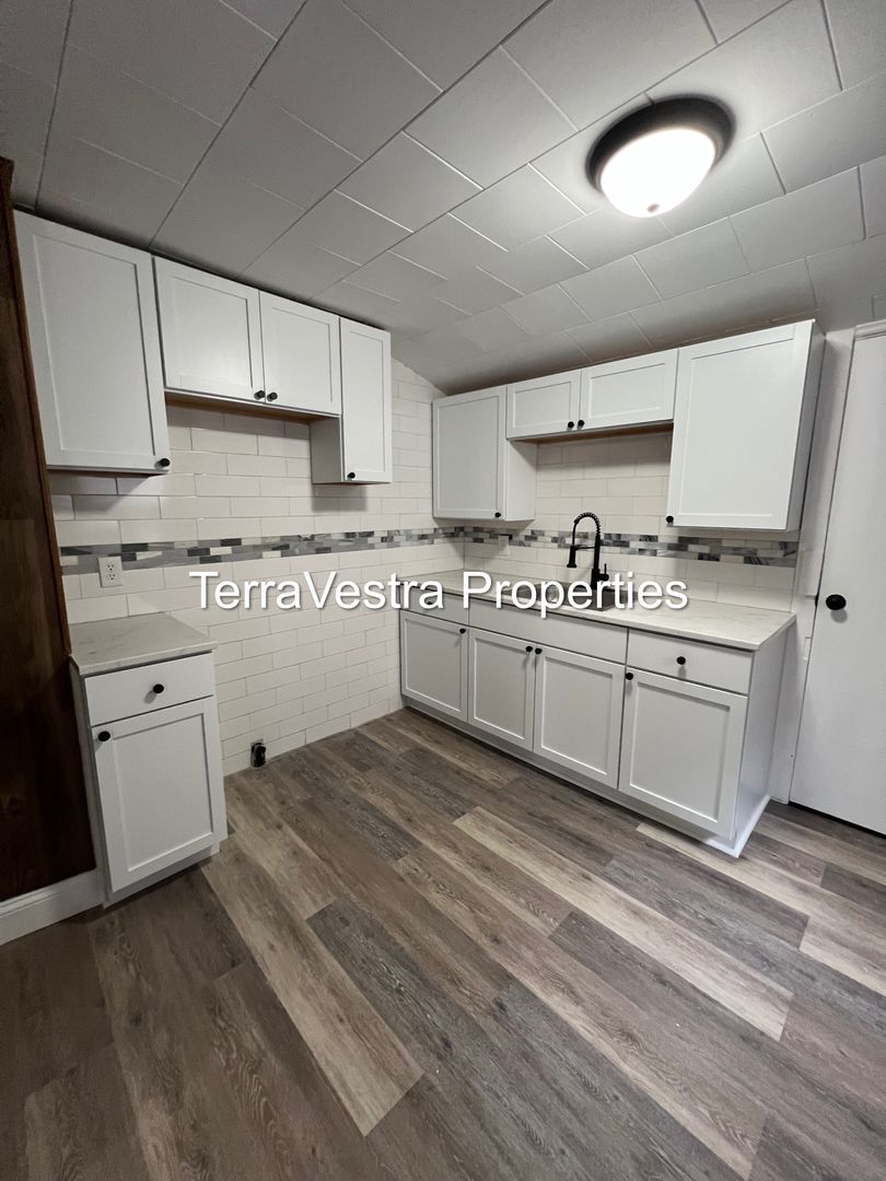 Salem House: 14 7th Street