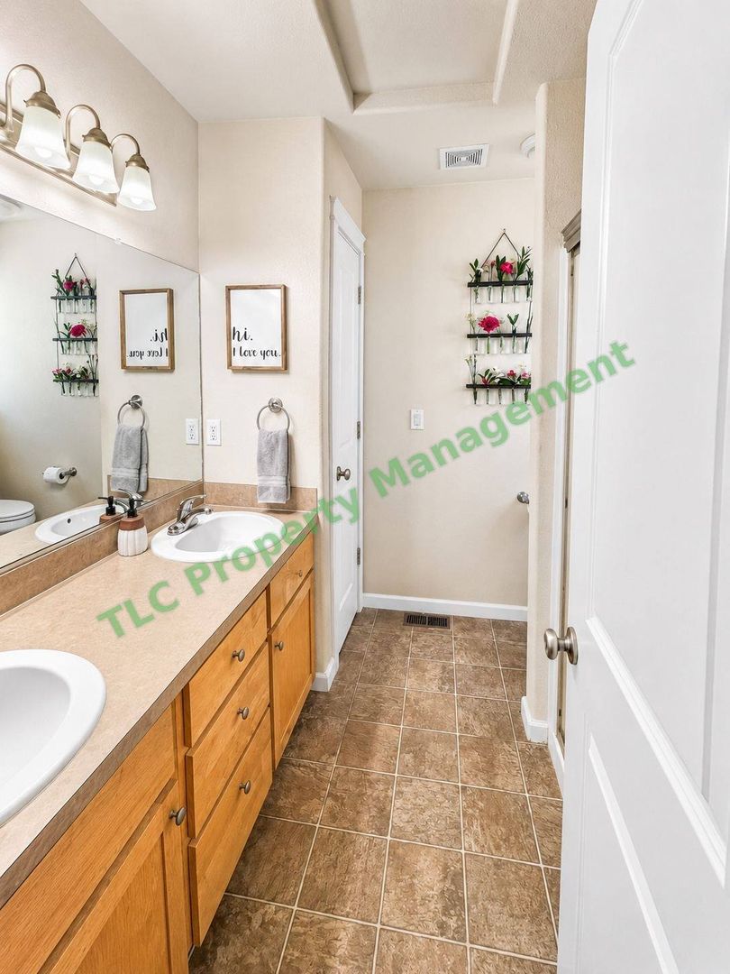 Jefferson House: 942 Salamander Rd SE