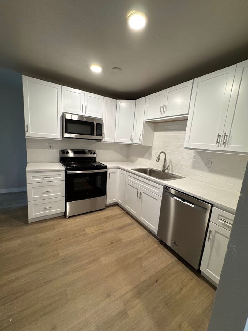 Cottage Grove Apartment: 227 S. 6th St