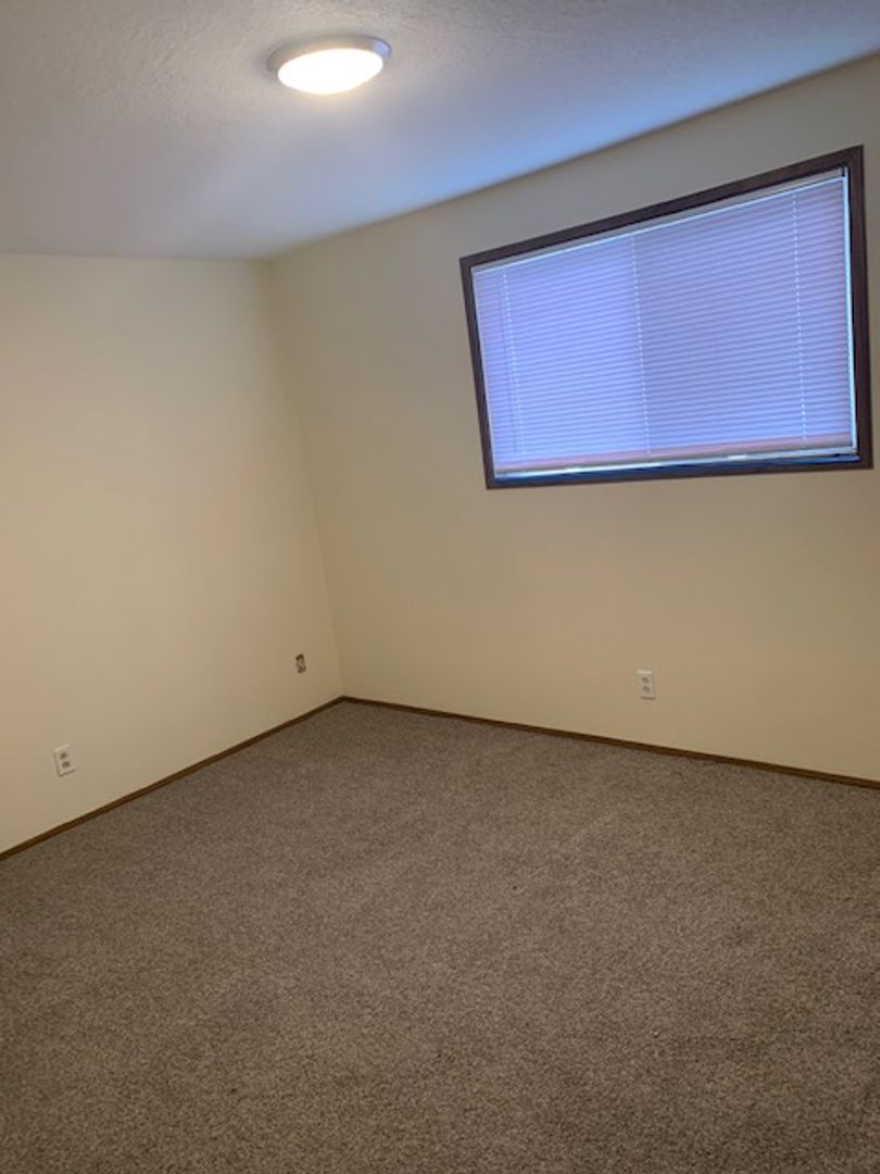 Cottage Grove Apartment: 1721-1723 Highway 99 North 1-43