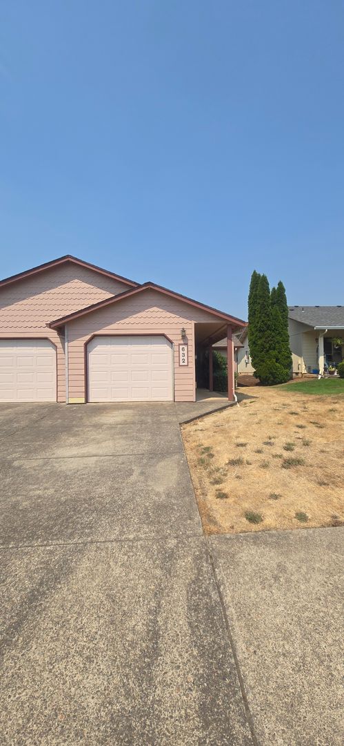 Cottage Grove House: 632 Benjamin Ave