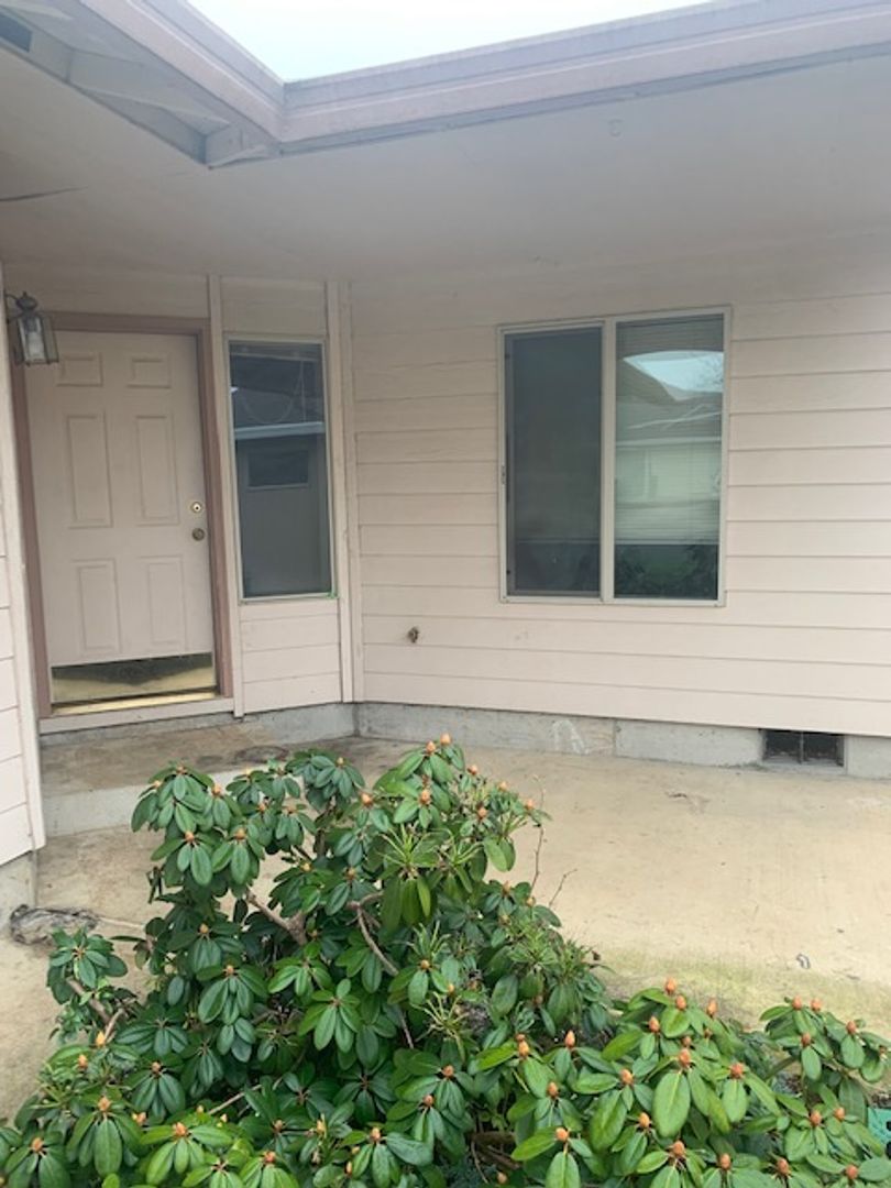 Cottage Grove House: 655 Benjamin Ave