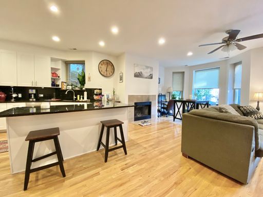 Stunning large open concept on quiet residential street – photo 1