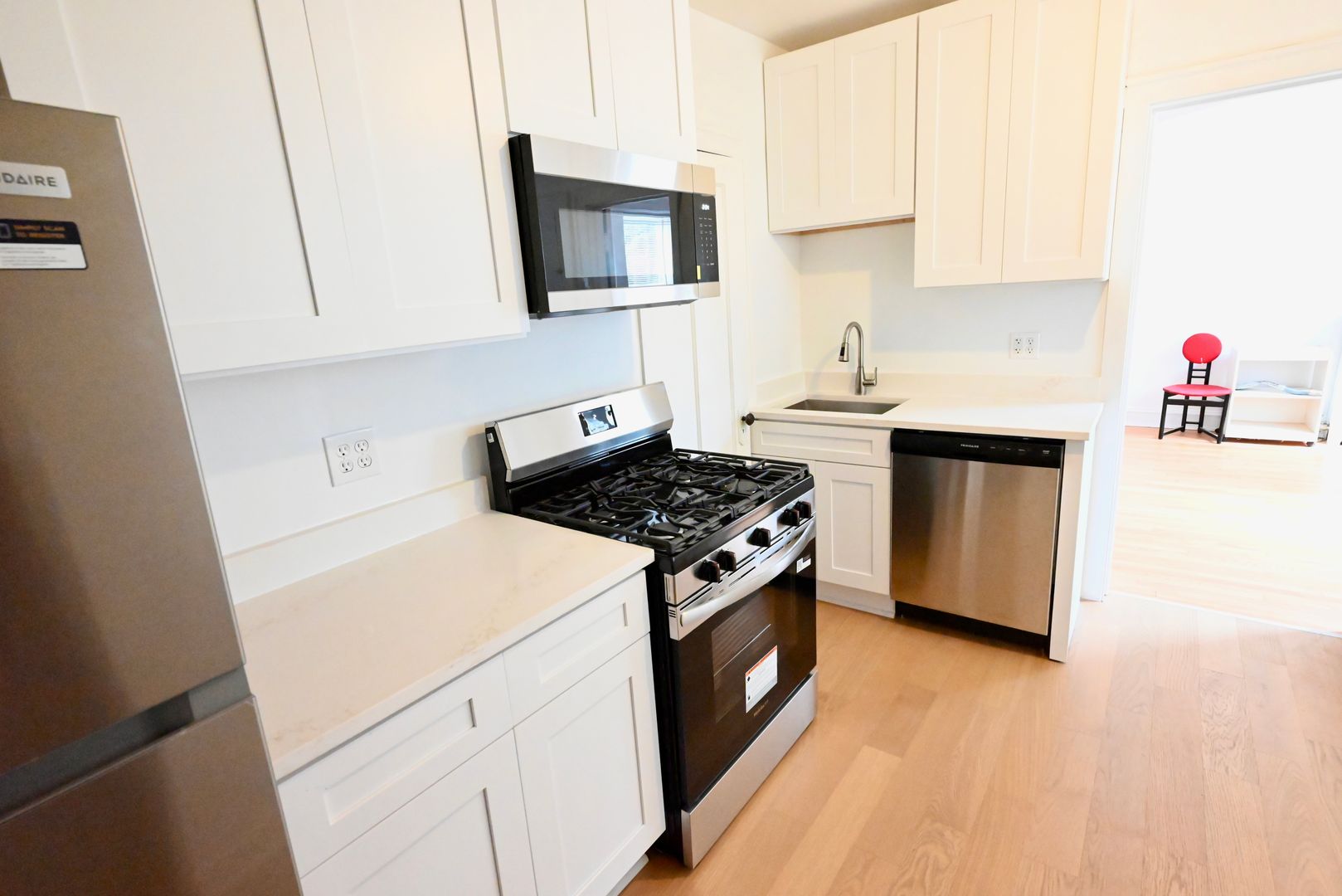 Chicago Apartment: 2421 West Ardmore Avenue
