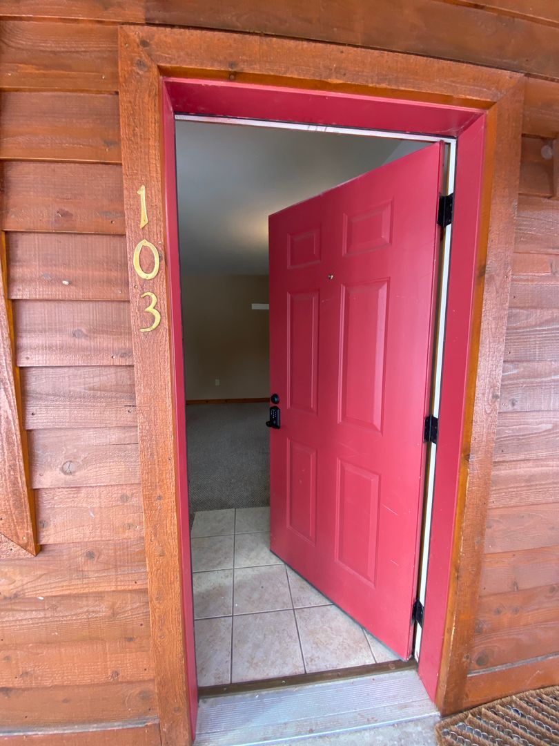 Victor House: 250 Homestead Road #103