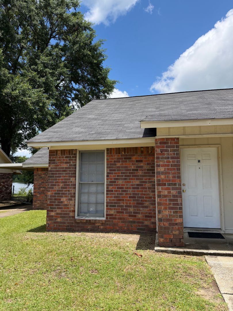 Albany Apartment: 2305 N Davis St