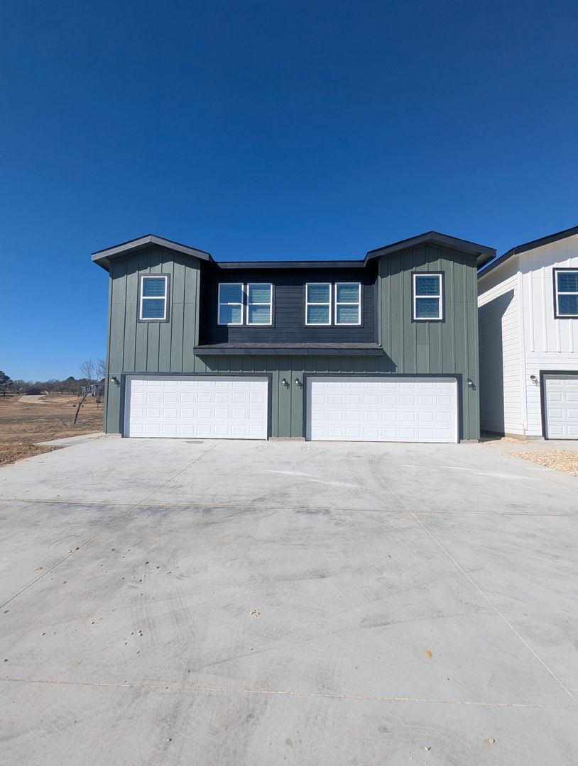 Burleson House: 3501 E Renfro St #424