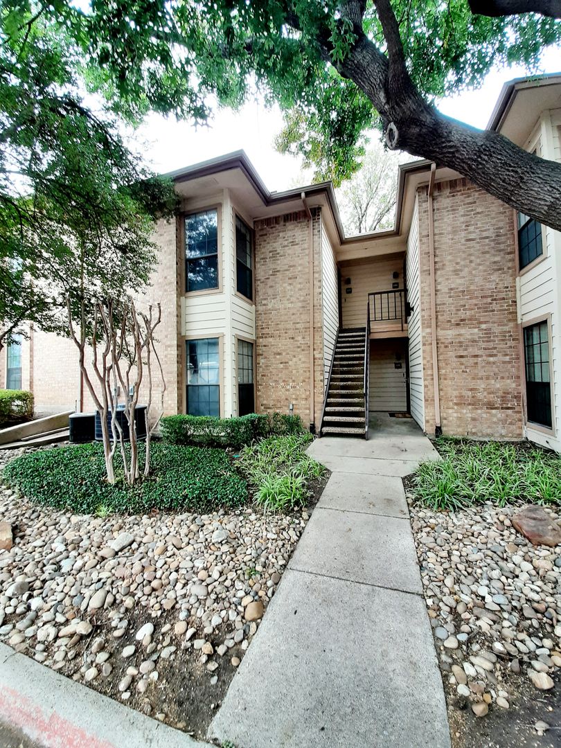 Addison Condo: 16301 Ledgemont Ln #207