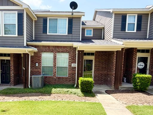 Don't miss the opportunity to lease this gorgeous Townhome in the heart of McKinney! – photo 1