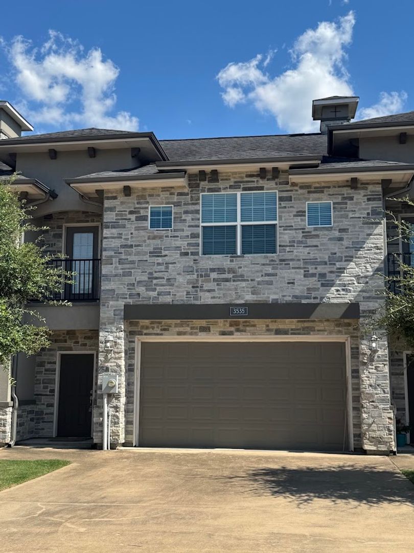 College Station House: 3535 Summerway